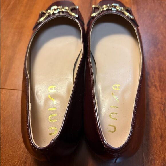 Unisa Women's Deep Red Loafers with Gold Detail Size 8.5 - Picture 4 of 7